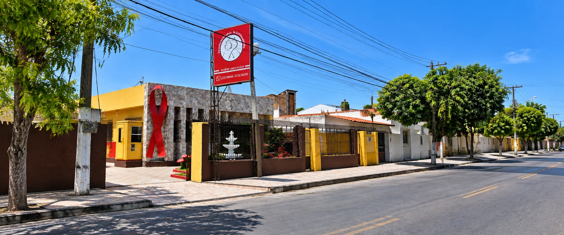 Fachada da Associação Irmãos da Solidariedade, com o laço vermelho.