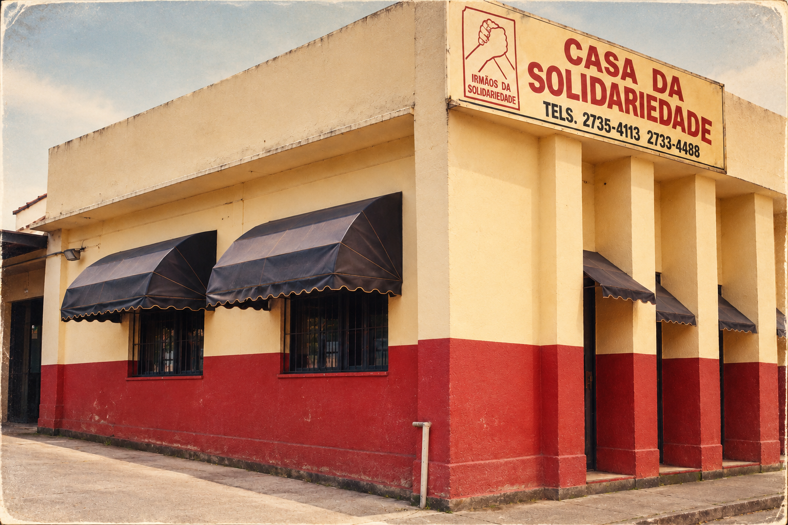 Fachada da Casa da Solidariedade, com letreiro de identificação, apresentada com tratamento artístico em estilo retrô.